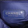 Borsa a tracolla Chanel in tela trapuntata nera rosa e blu a fiori - Detail D3 thumbnail