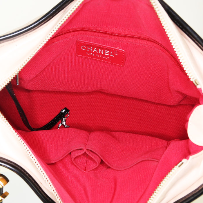 Bolso de mano Chanel Gabrielle  modelo mediano en cuero acolchado beige y cuero liso negro - Detail D3
