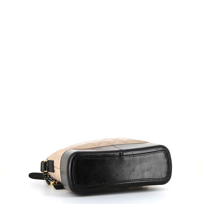 Sac à main Chanel Gabrielle  moyen modèle en cuir matelassé beige et cuir lisse noir - Detail D5
