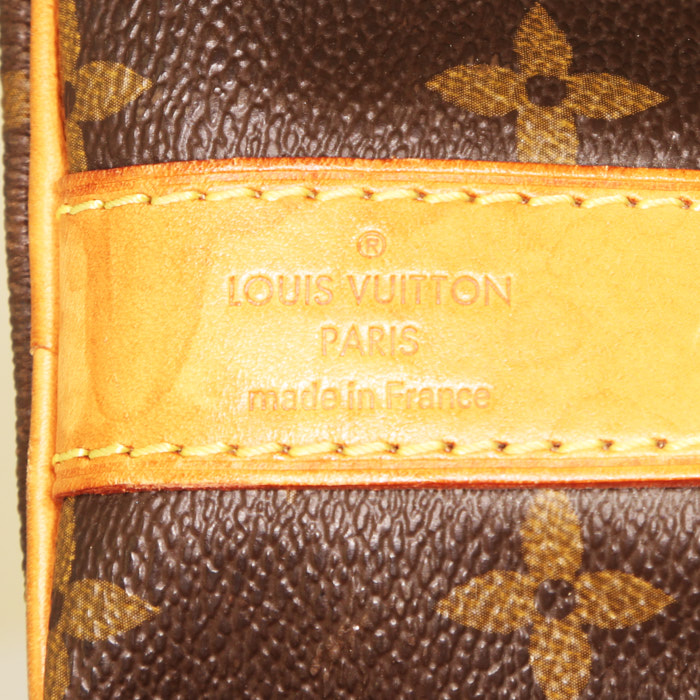 Bolsa de viaje Louis Vuitton Keepall 50 en lona Monogram marrón y cuero natural - Detail D4