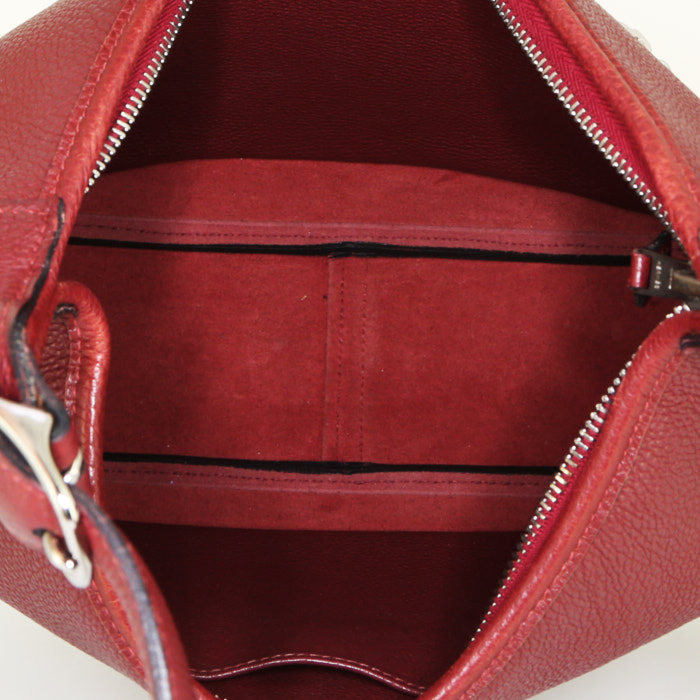 Bolso para llevar al hombro o en la mano Hermès Trim en cuero togo rojo H - Detail D2