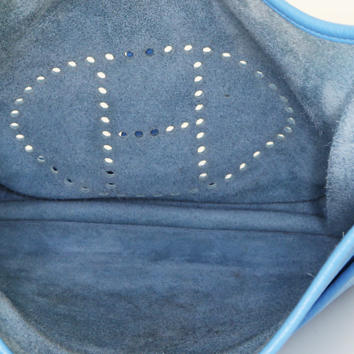 Hermes Evelyne large model shoulder bag in Bleu Paradis leather taurillon clémence - Detail D2