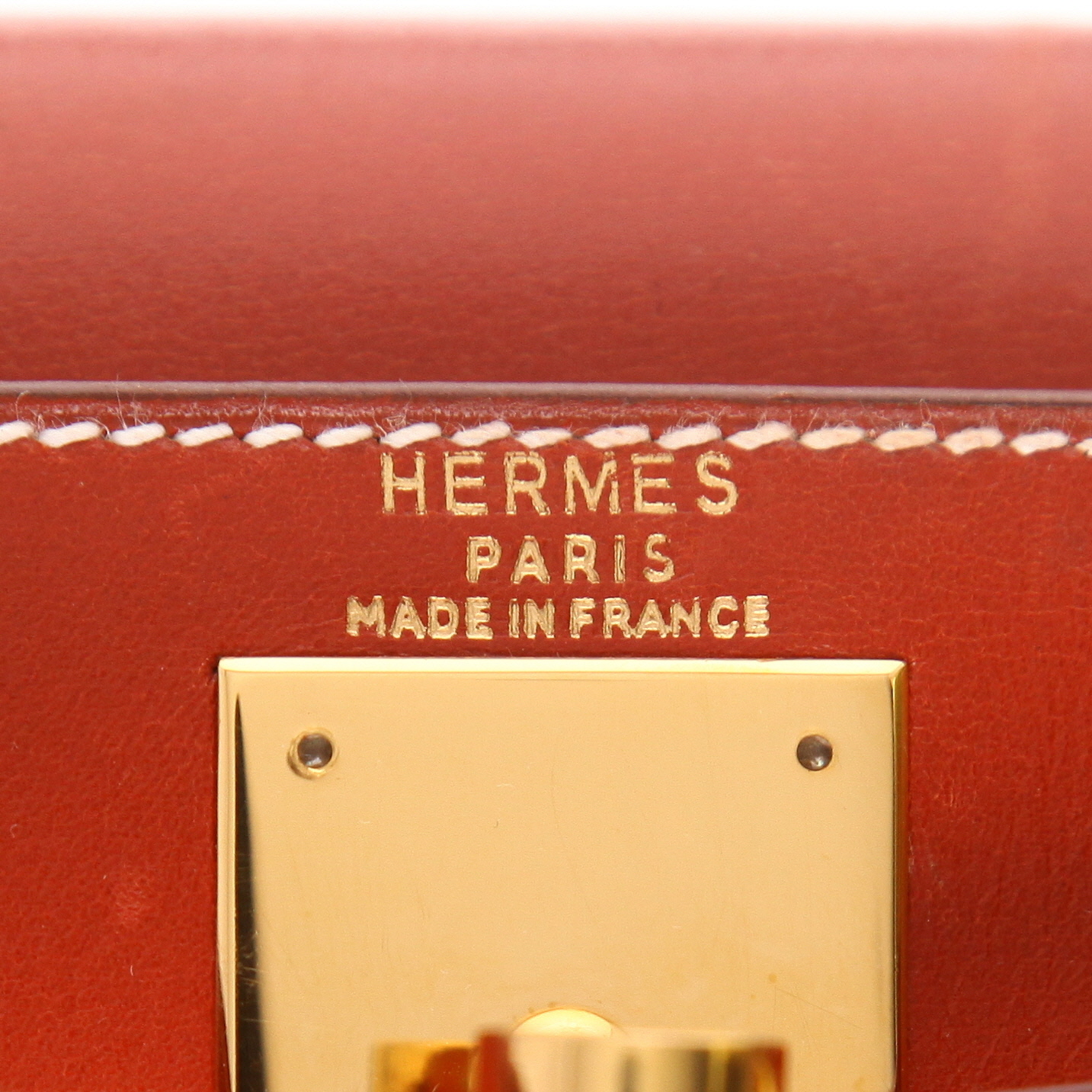 Hermès  Kelly 28 cm handbag  in brick red box leather - Detail D2