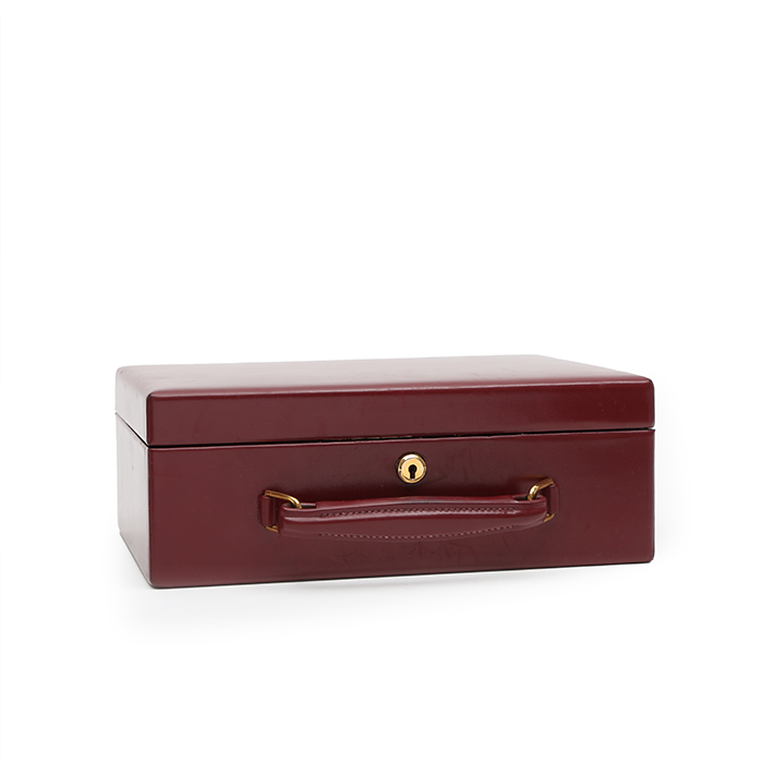 Hermès, rare coffret à bijoux, en cuir box bordeaux, intérieur avec compartiment garni de velours bordeaux, signé, vers 1960/70 - Detail D2