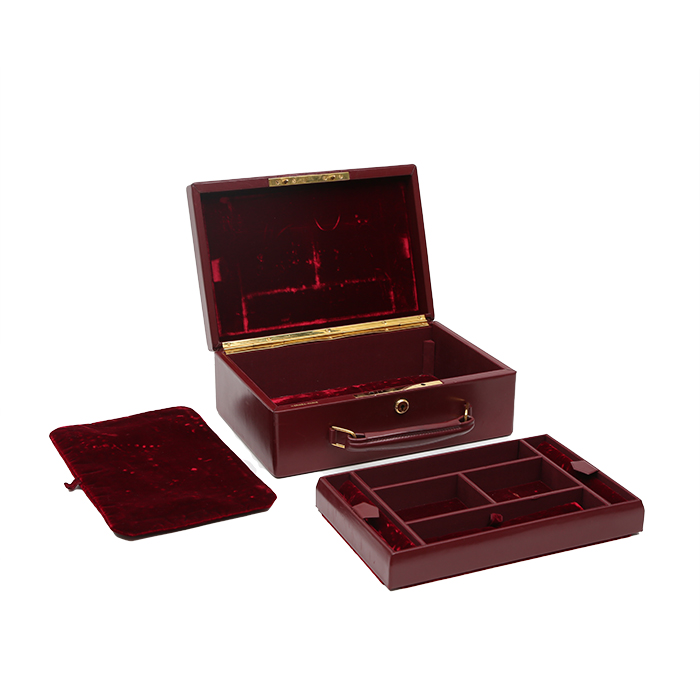 Hermès, rare coffret à bijoux, en cuir box bordeaux, intérieur avec compartiment garni de velours bordeaux, signé, vers 1960/70 - Detail D4