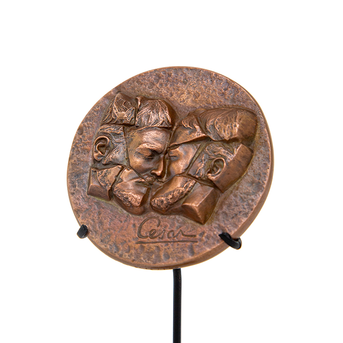 César, "Portrait de Roger Bezombes", médaille de la monnaie de Paris, en bronze à patine cuivrée, signée, numérotée et datée, de 1973 - Detail D1