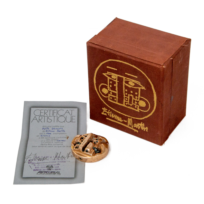 Étienne-Martin, "Petite Demeure", pendentif-sculpture, en bronze doré, édition Artcurial, signé, estampillé et numéroté, avec son certificat et son écrin d'origine, des années 1970 - Detail D4