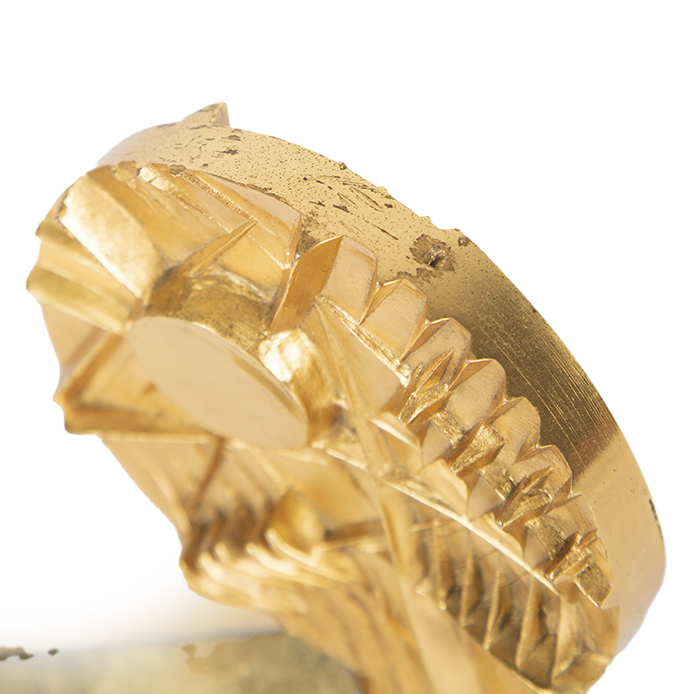 Arnaldo Pomodoro, sculpture multiple "Disco per Tecno", en bronze doré, édition Stefano Johnson, signée, estampillée et numérotée, de 1983/1984 - Detail D5