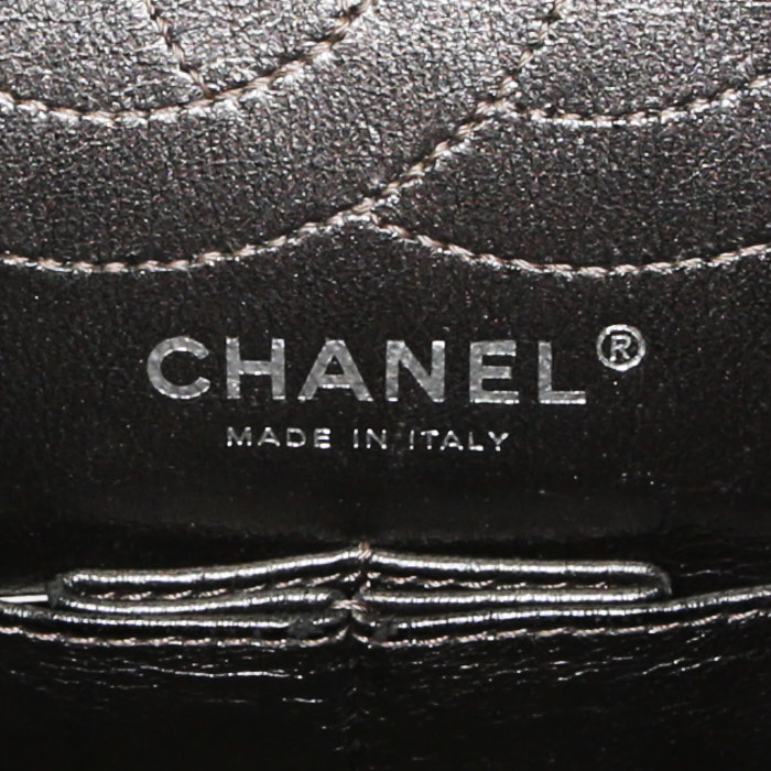 Sac bandoulière Chanel 2.55 en cuir matelassé doré - Detail D4
