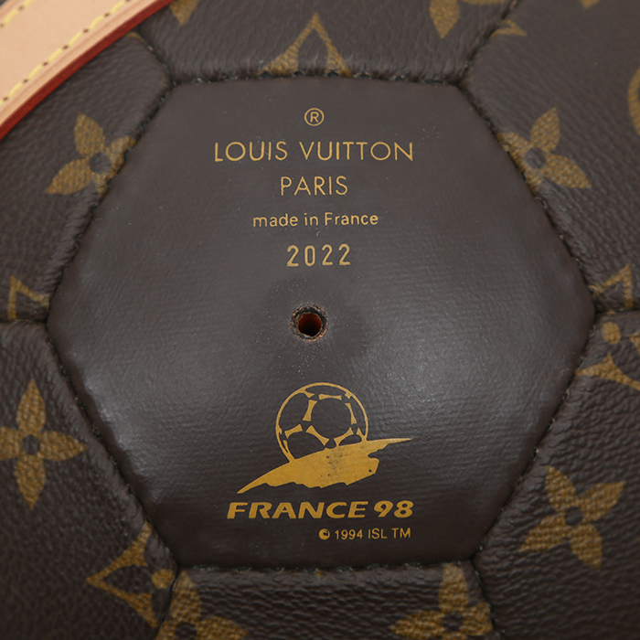 Louis Vuitton, "World Cup 98" football ball, in brown monogram canvas and natural leather, sport accessory, limited edition, signed and numbered, of 1998 - Detail D1