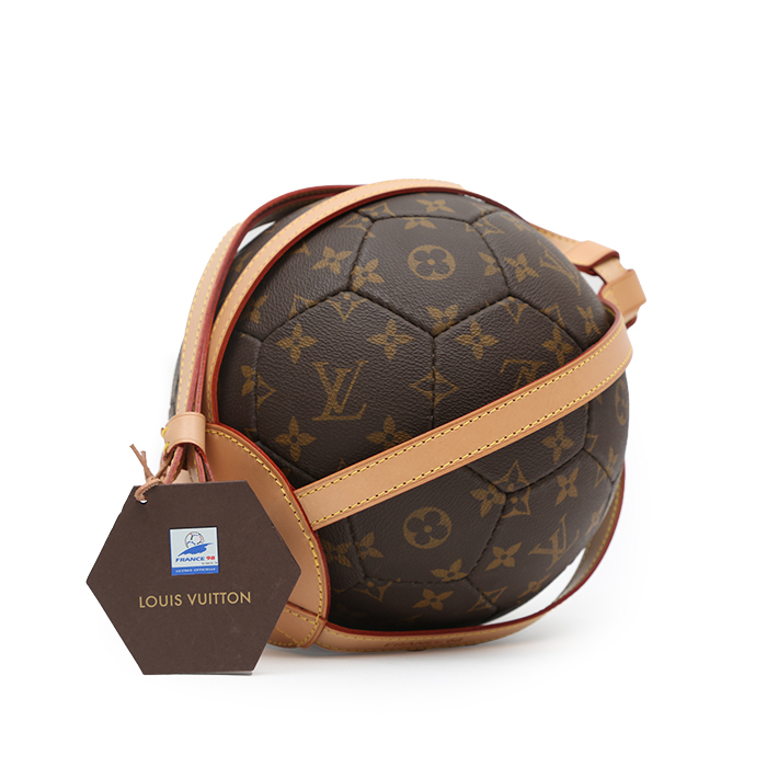 Louis Vuitton, Ballon de football "Coupe du monde 98", en toile monogram enduite marron et cuir naturel, accessoire de sport, édition limitée, signé et numéroté, de 1998