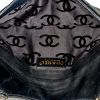 Sac/pochette Chanel en cuir matelassé noir - Detail D4 thumbnail