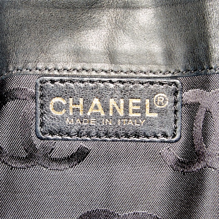 Sac/pochette Chanel en cuir matelassé noir - Detail D5