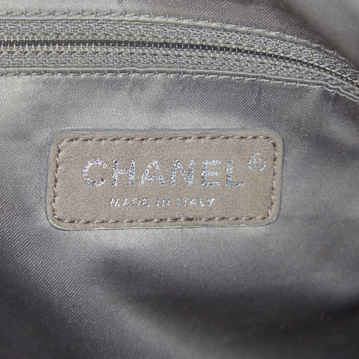 Chanel Grand Shopping shopping bag in silver leather - Detail D5