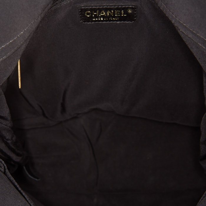 Shopping bag Chanel in tela intrecciata beige e pelle nera - Detail D5