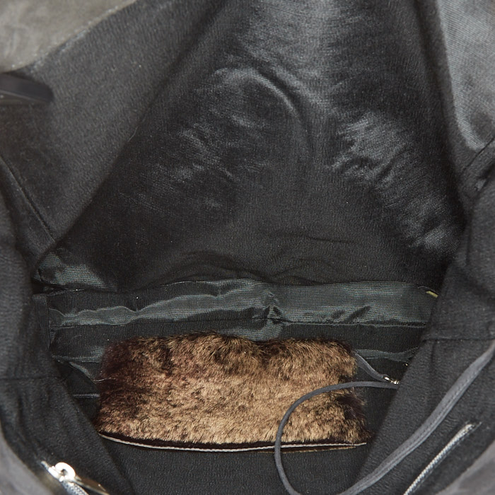 Sac cabas Chanel en fourrure grise et toile noire - Detail D4