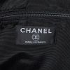 Sac cabas Chanel en fourrure grise et toile noire - Detail D5 thumbnail