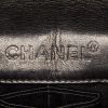Bolso de mano Chanel Baguette en cuero acolchado negro - Detail D5 thumbnail