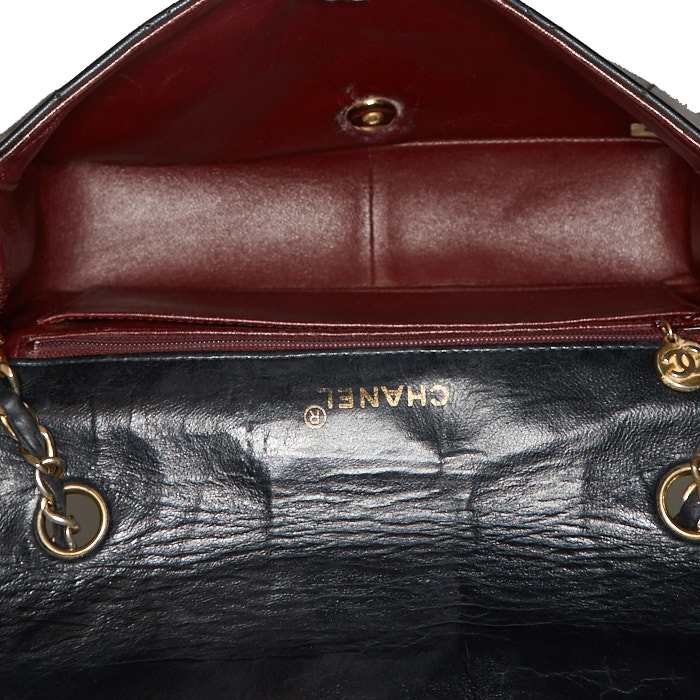 Chanel  Vintage Diana shoulder bag  in black quilted leather - Detail D4