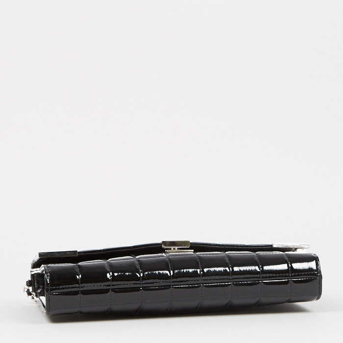 Pochette da sera Chanel in pelle verniciata e foderata nera - Detail D3
