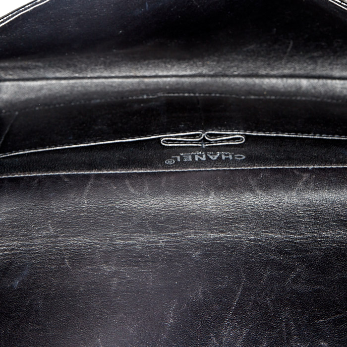 Clutch de noche Chanel en charol acolchado negro - Detail D4