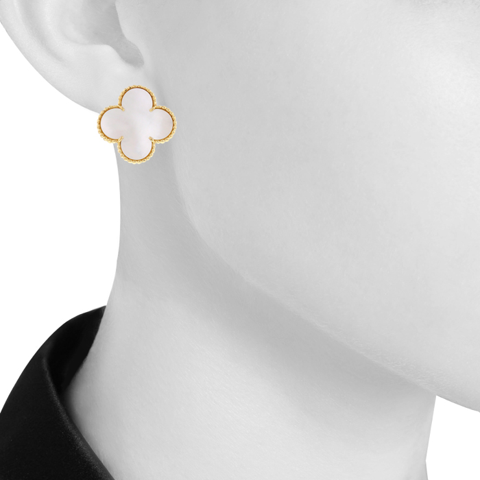 Orecchini Van Cleef & Arpels Magic Alhambra in oro giallo e madreperla bianca - Detail D1