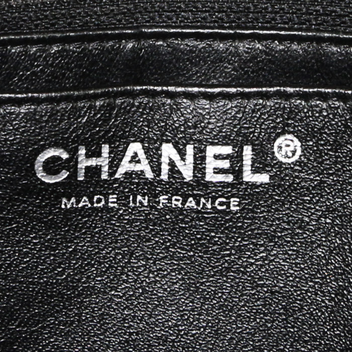 Bolso bandolera Chanel  Timeless Jumbo en cuero acolchado negro - Detail D4