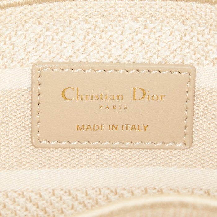 Dior Lady Dior handbag in beige and white canvas - Detail D4