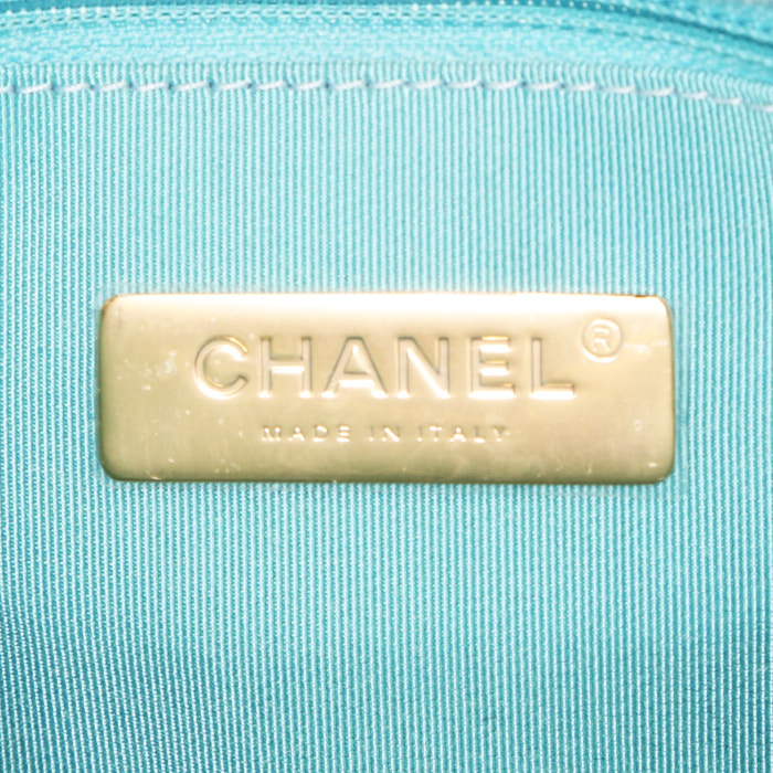 Chanel 19 shoulder bag in blue denim canvas - Detail D4