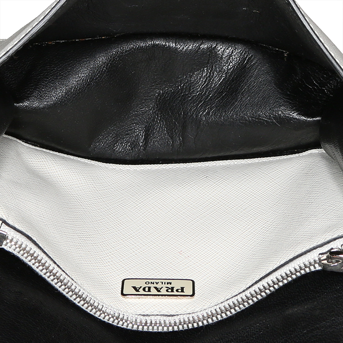Bolso de mano Prada en cuero saffiano blanco - Detail D4
