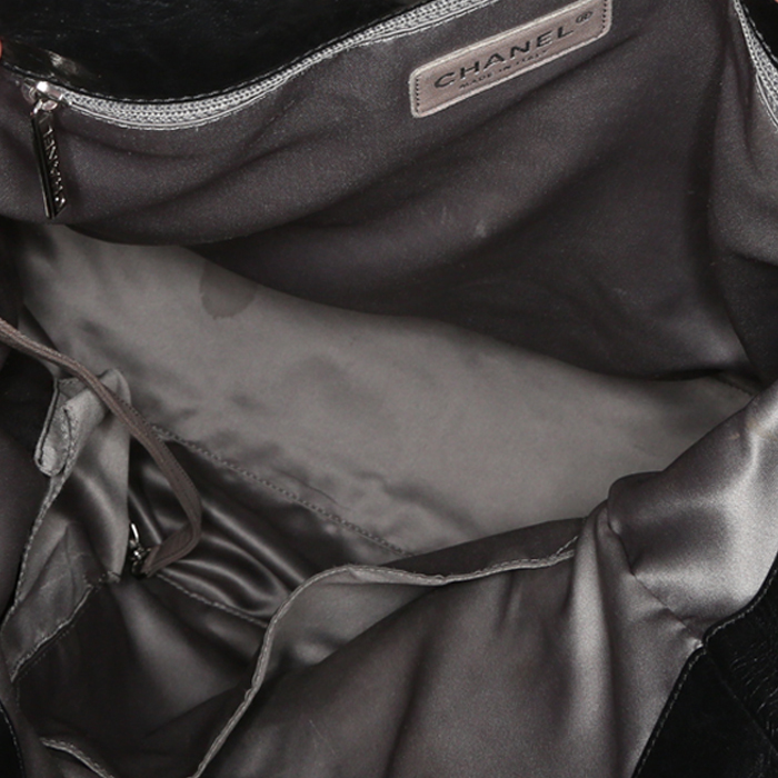 Chanel shopping bag in black quilted leather - Detail D4