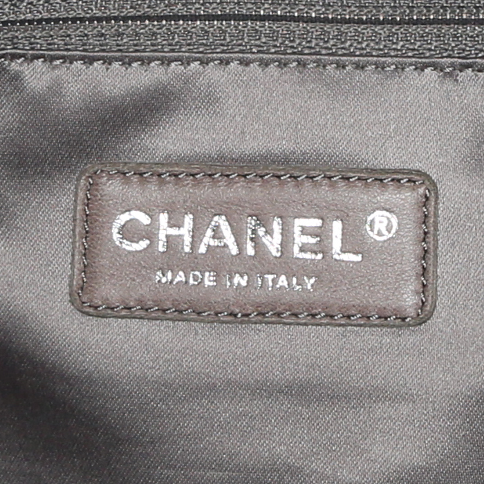 Chanel shopping bag in black quilted leather - Detail D5