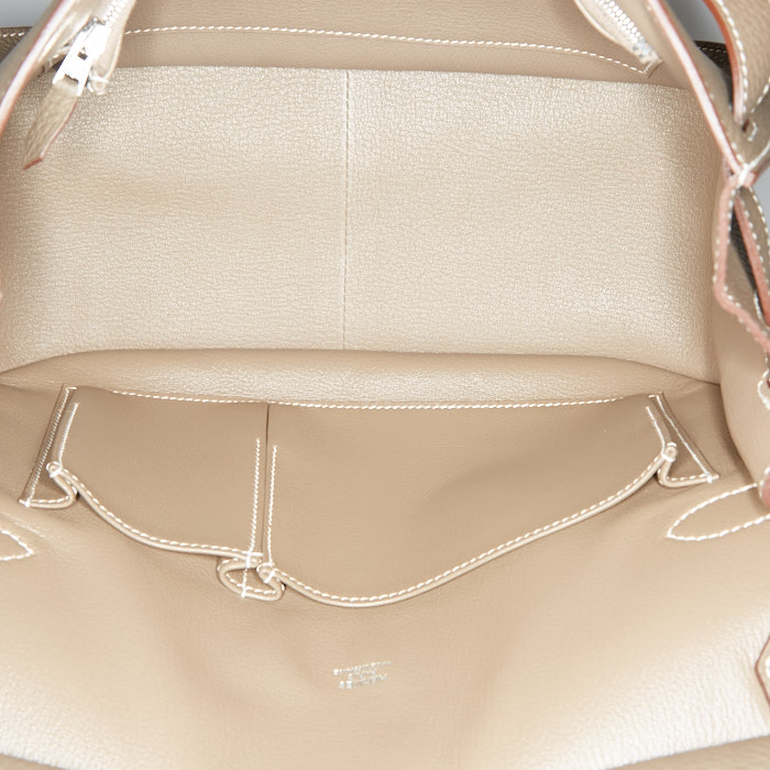 Sac bandoulière Hermes Jypsiere en cuir togo étoupe - Detail D3