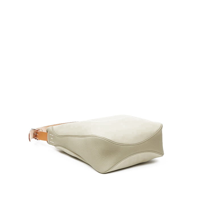 Borsa a spalla Hermès Virevolte in pelle Swift verde Sauge e pelle naturale - Detail D3