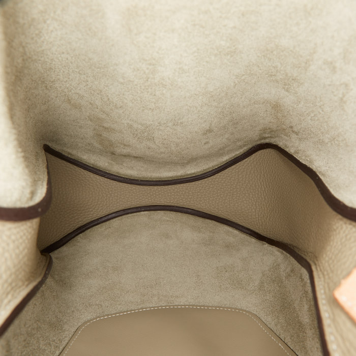 Hermès Virevolte shoulder bag in green Sauge Swift leather and natural leather - Detail D4