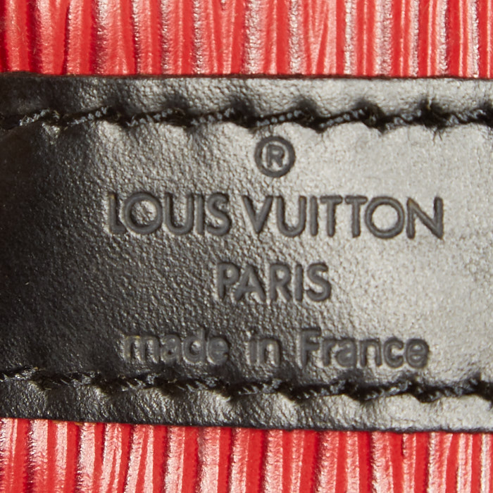 Louis Vuitton petit Noé shopping bag in red and black epi leather - Detail D5