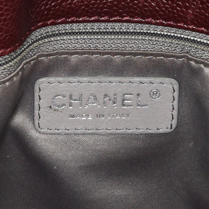 Bolso Cabás Chanel Shopping GST en cuero granulado acolchado color burdeos - Detail D3