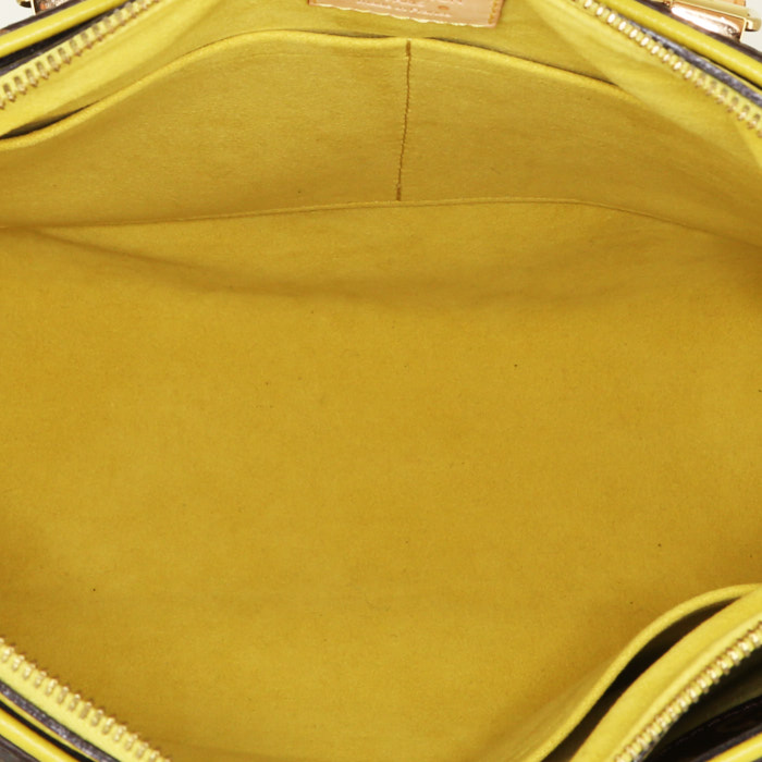 Bolso de mano Louis Vuitton Pallas en lona Monogram marrón y cuero granulado amarillo - Detail D3