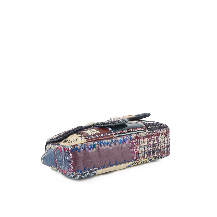 Sac à main Chanel Timeless Classic en toile denim bleu indigo et cuir marron - Detail D3