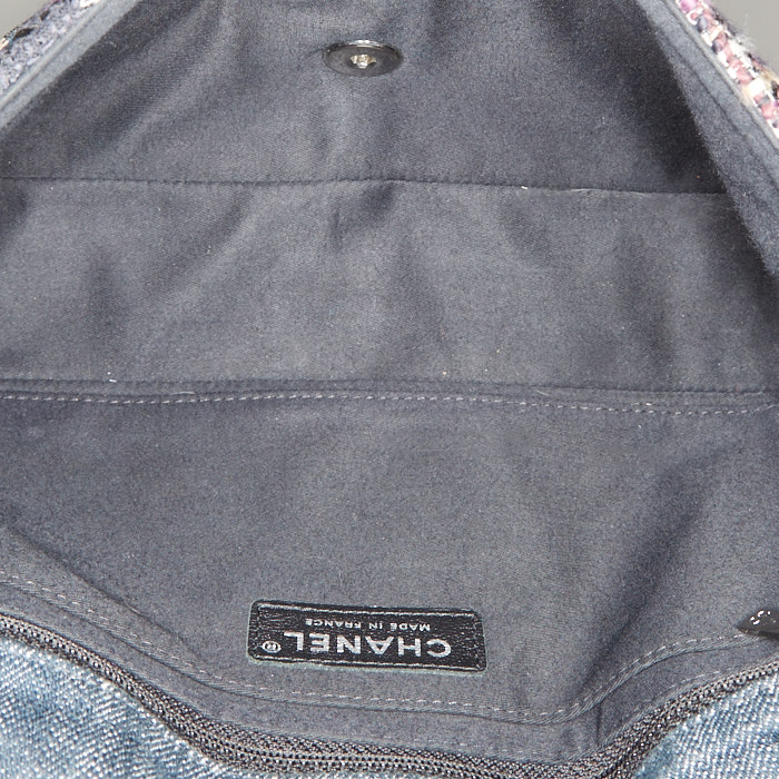 Sac à main Chanel Timeless Classic en toile denim bleu indigo et cuir marron - Detail D4