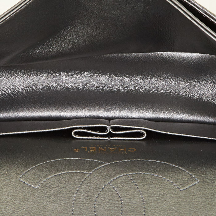 Bolso de mano Chanel 2.55 en cuero acolchado gris metalizado - Detail D3