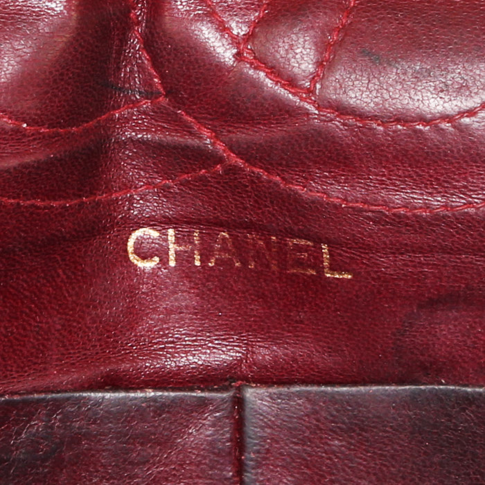 Bolso de mano Chanel 2.55 en cuero acolchado marrón - Detail D4