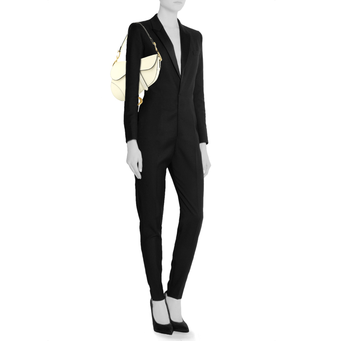 Sac à main Dior Saddle en cuir grainé écru - Detail D1