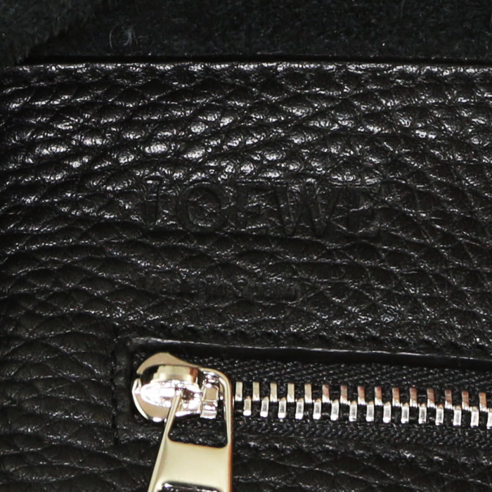 Loewe shoulder bag in black grained leather - Detail D3