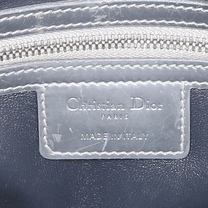 Bolso de mano Dior Lady Dior en cuero Monogram degradado plateado - Detail D4