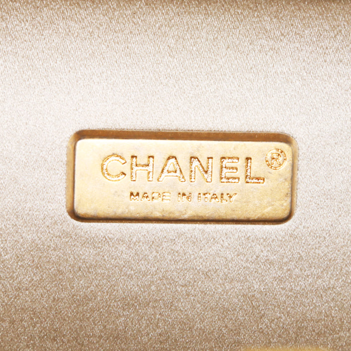 Bolso bandolera Chanel Choco bar en cuero irisado dorado - Detail D3