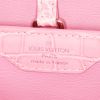 Bolso de mano Louis Vuitton Capucines en aligátor rosa - Detail D4 thumbnail