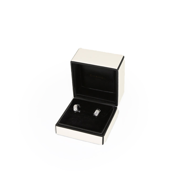 Orecchini Chanel Matelassé in oro bianco - Detail D2