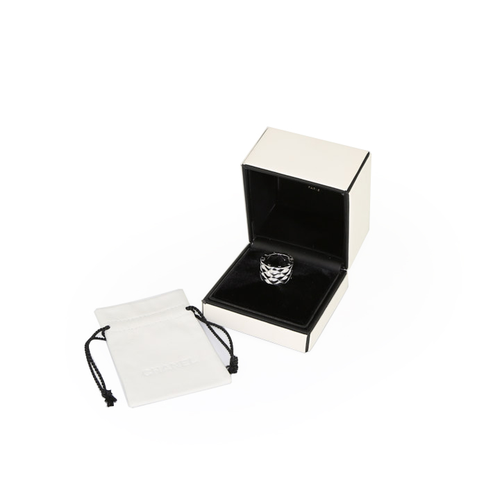 Chanel Matelassé large model ring in white gold - Detail D2