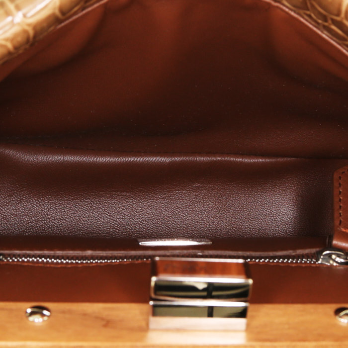 Borsa Fendi Mini Peekaboo in coccodrillo marrone e legno naturale - Detail D3